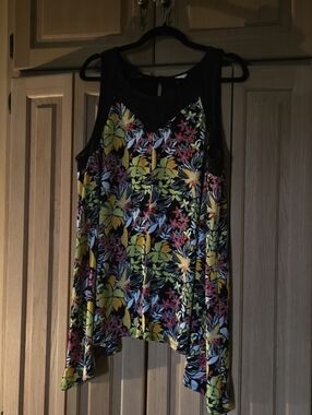 Multicolored Flower Top - BRAND:         Est. 1946